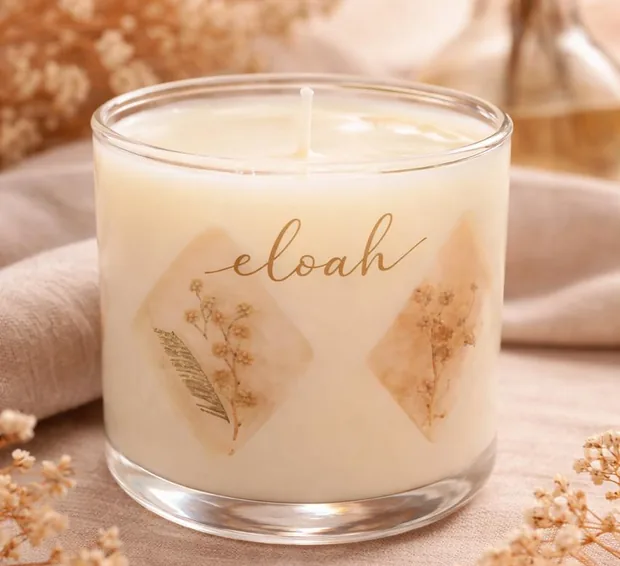 Vela aromática de cera de soya en vaso de vidrio con flores prensadas