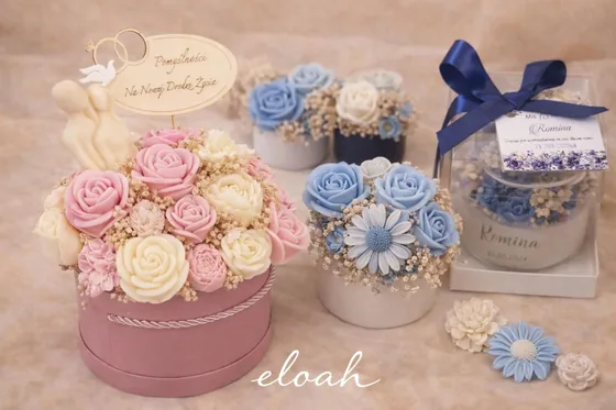 Cajas con velas de rosas en tonos rosa y azul