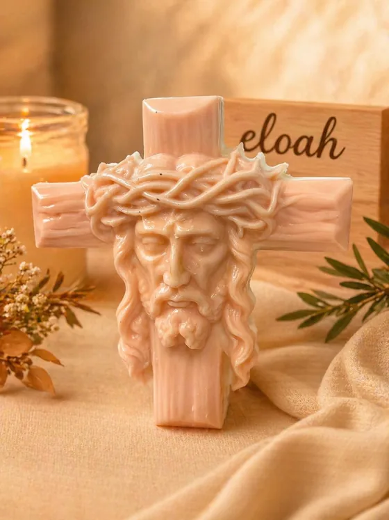 Vela en forma de cruz con el rostro de Cristo