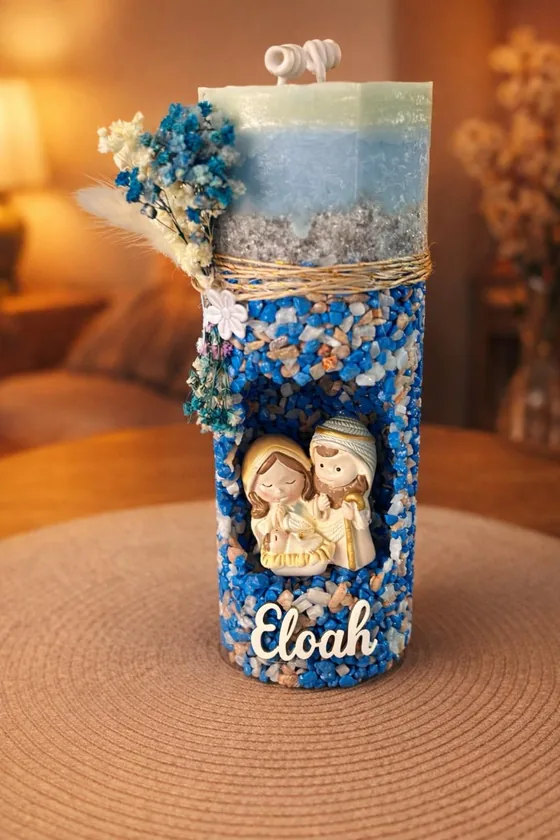 Vela cilíndrica con un nacimiento y detalles en azul
