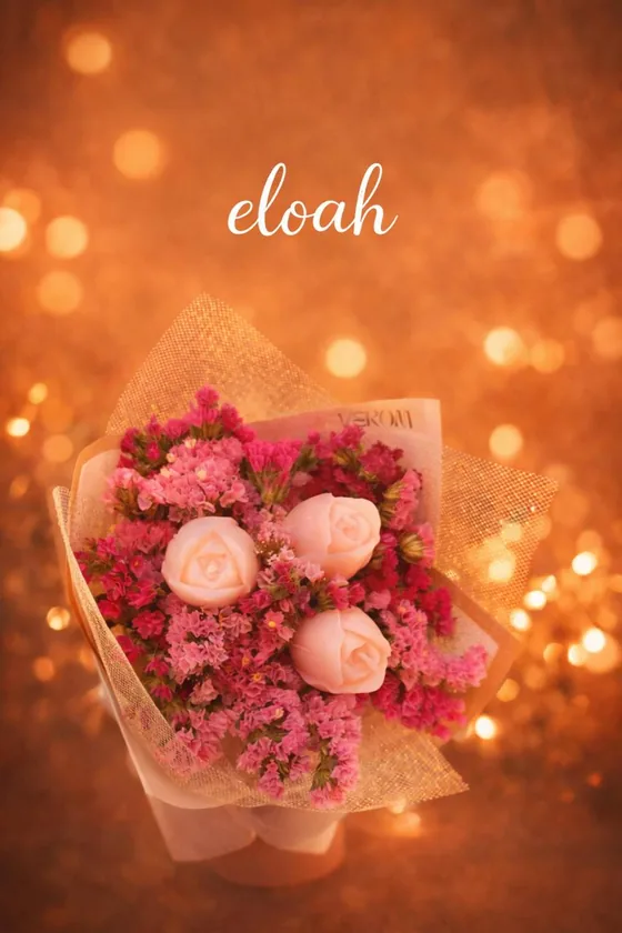 Ramo de velas con rosas y flores en tonos fucsia