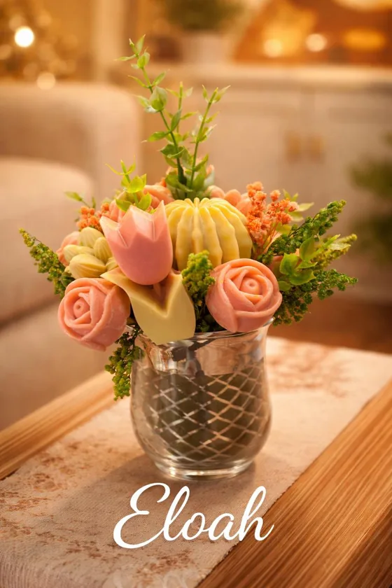 Ramo de velas con forma de flor en un jarrón