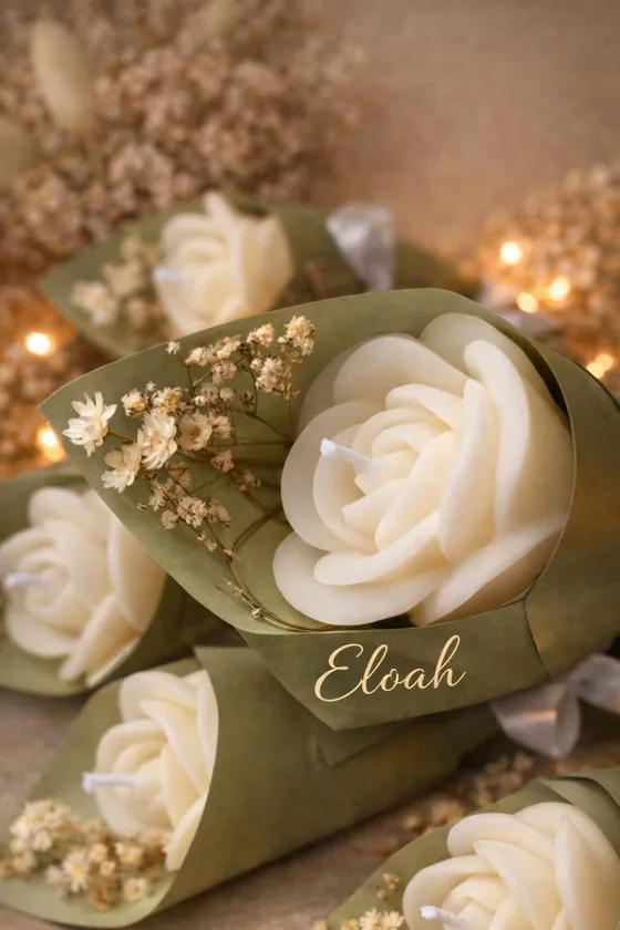 Ramo de velas con rosas blancas moldeadas a mano