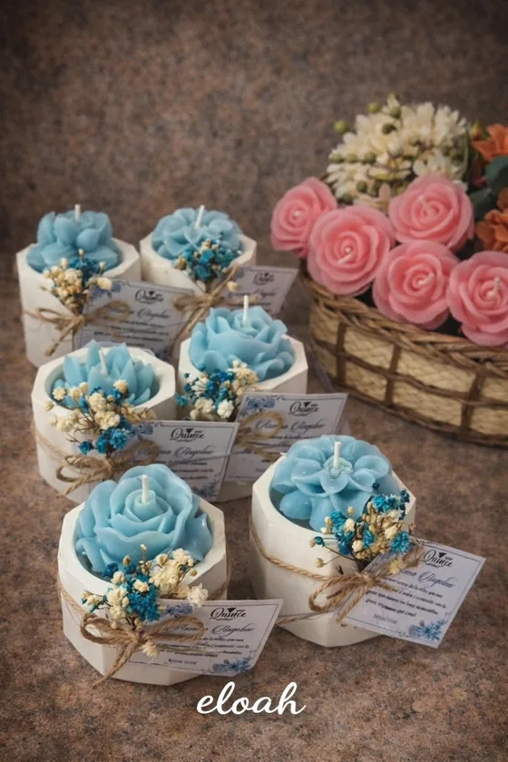 Recordatorios de velas con rosas azules y flores secas
