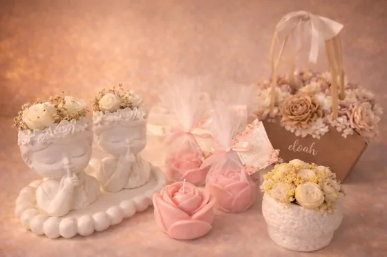 Recordatorios de velas de rosas en tonos crema y rosa