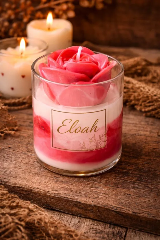 Vela aromática en vaso de vidrio con una rosa rosada