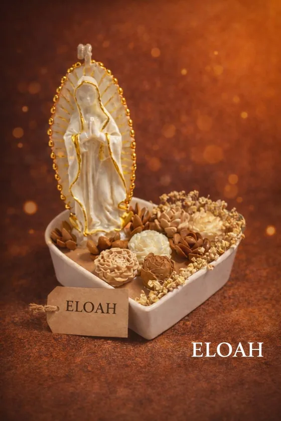 Vela de la Virgen de Guadalupe sobre una bandeja con flores de cera