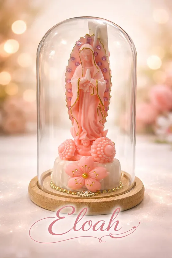 Vela de la Virgen en tonos rosados dentro de una cúpula de vidrio