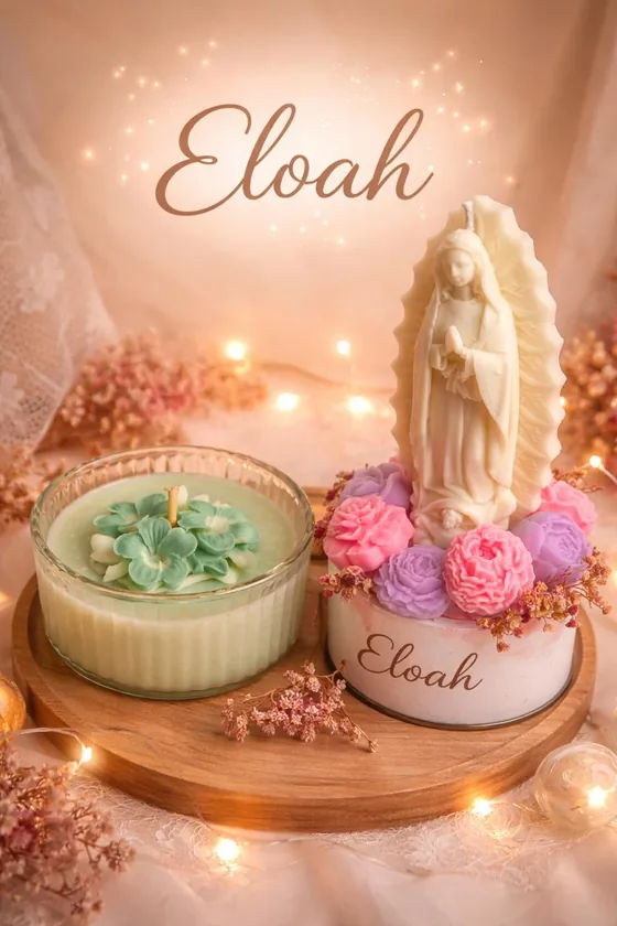 Vela de la Virgen junto a velas en vaso con flores de cera