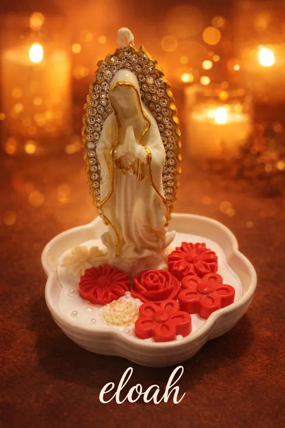 Vela de la Virgen de Guadalupe sobre rosas rojas
