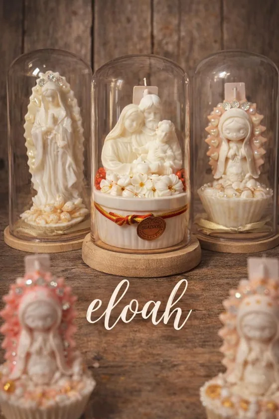 Tres velas de la Virgen dentro de cúpulas de vidrio